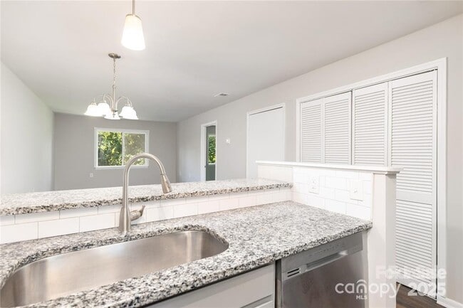 Photo - 1596 Eagles Pl