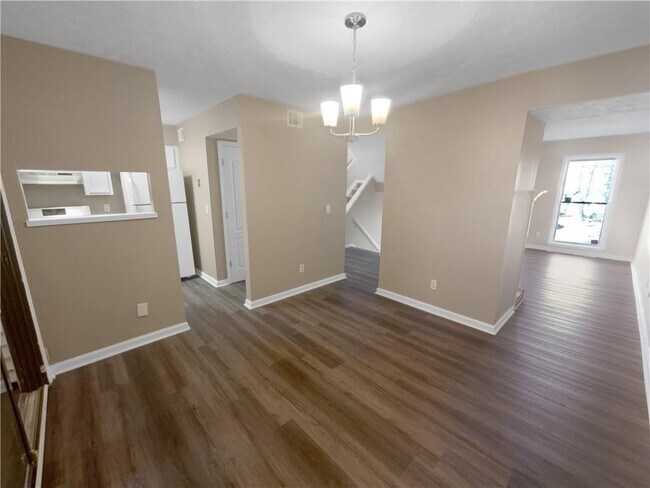 Photo - 688 Stratford Green