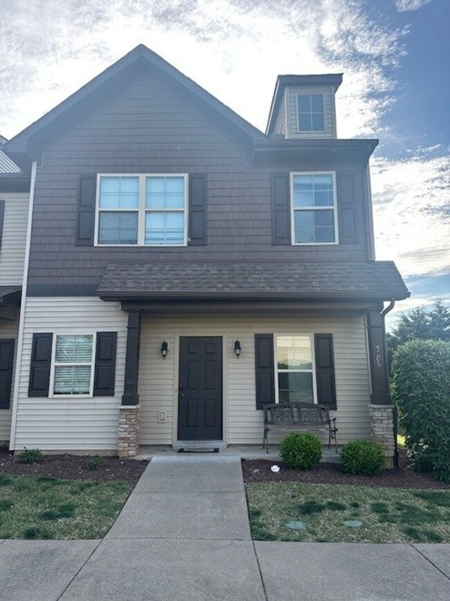 Building Photo - Spacious 3 bedroom Townhome now available for May 1 move in!