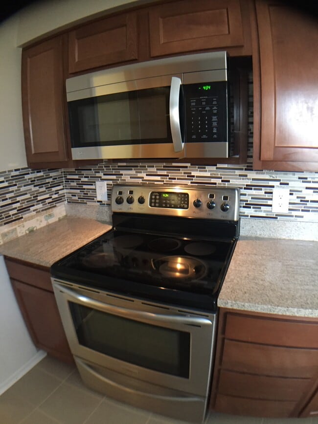 New premium cabinets. Stainless appliances. Granite counters with tile backsplash. Remodelled 2017. - 66 Wiltshire Boulevard Unidad 66 Upper