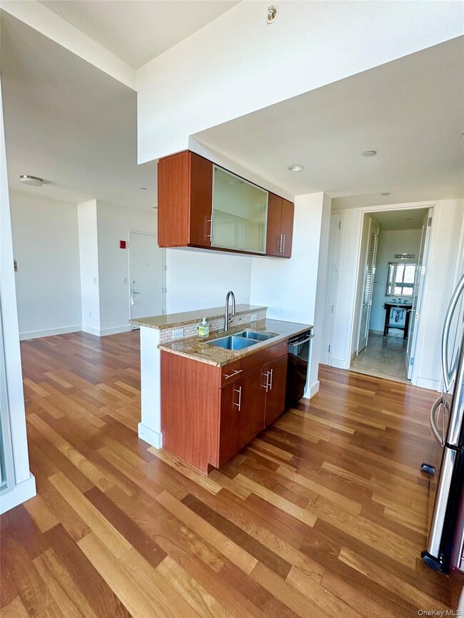 Photo - 175 Huguenot St