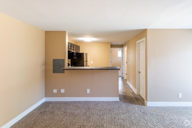 2BR, 1BA - 850 SF