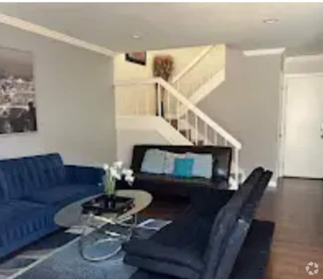 Building Photo - BEAUTIFUL TOWNHOUSE WITH 2 CAR GARAGE