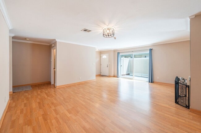 Building Photo - Mathews Avenue Unit #3