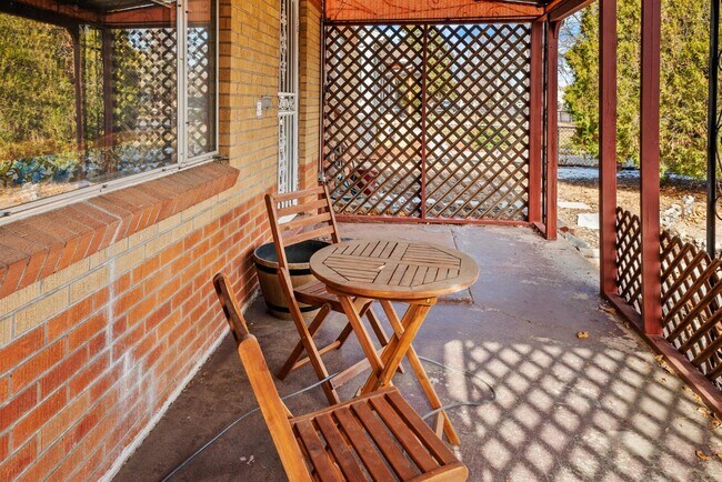 Photo - 1733 Lima St