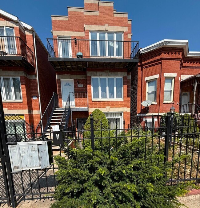 Building Photo - 2448 W Grenshaw St Unit 1 Rental
