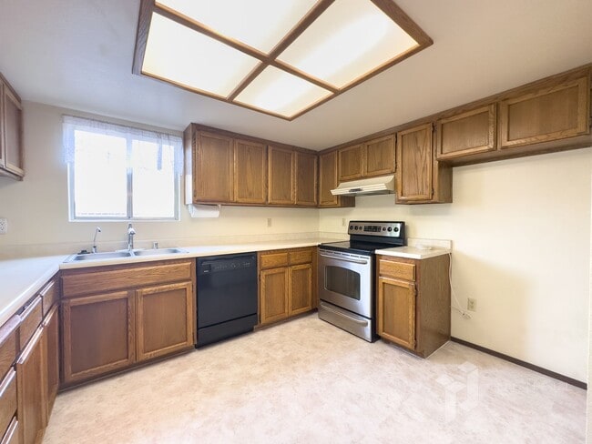 Building Photo - Spacious Home on the West Side of Redding ...