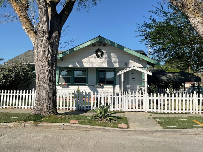 Building Photo - "Charming 2-Bed Home with Granite Touches in Tracy's Heart!"