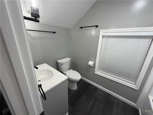 Photo - 103-105-105 Drexler St