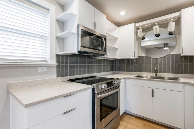Building Photo - One Bedroom First Floor Apartment Unit Apt. B