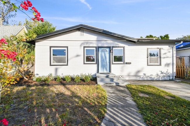 Charming 3 bed 2 bath North Kenwood home w... - Charming 3 bed 2 bath North Kenwood home w...