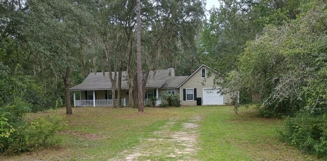 Building Photo - 3/2 Rental on a Roomy 1 Acre Lot!