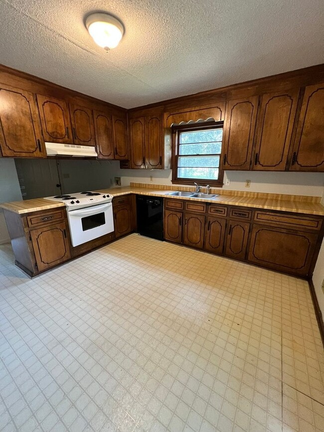 Photo - 3BD/ 2BA W Fredericks Street