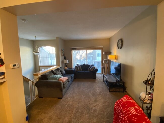 Photo - 848 Trenton Ln N