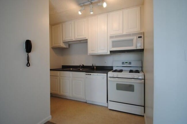 Building Photo - 1750 N Marywood Ave Unit 413