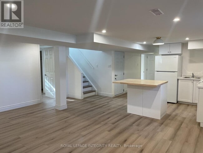 Photo - 32 Uxbridge Crescent