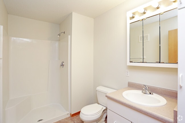 2BR, 2BA - 980 SF - Bathroom