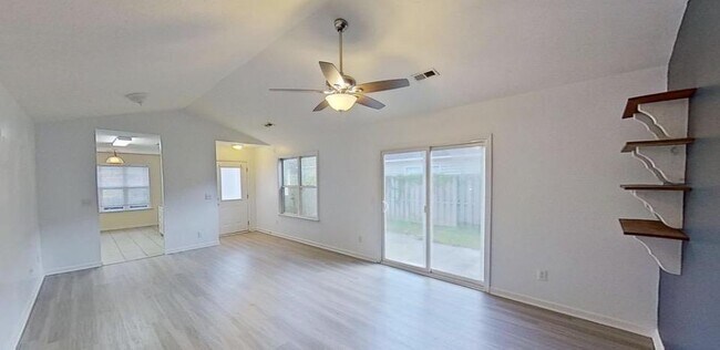 Photo - 1113 Loman Ln