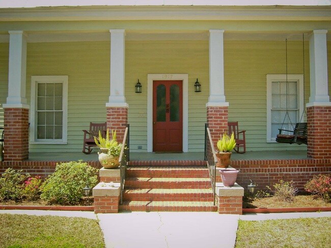 front entrance - 1917 Union St Apartments Unit 1917 Union Street