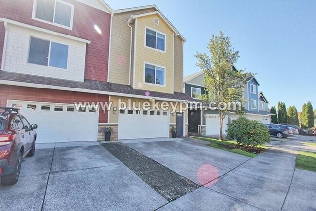 Photo - 3 Bed, 3.5 Baths Townhome With Garage Level Suite and Office Space