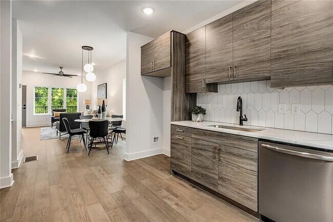 Photo - 1436 Walker Pl SE