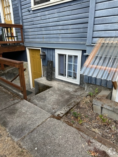 Building Photo - 5025 N Maryland Ave Unit C Rental