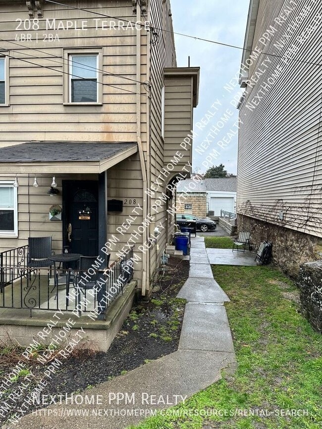 Photo - 208 Maple Ter