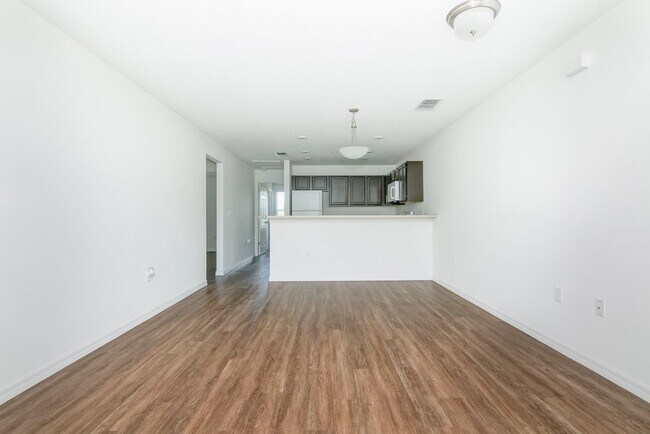 Photo - MOVE IN BY 10/15 and RECEIVE 2 WEEKS OFF Y...