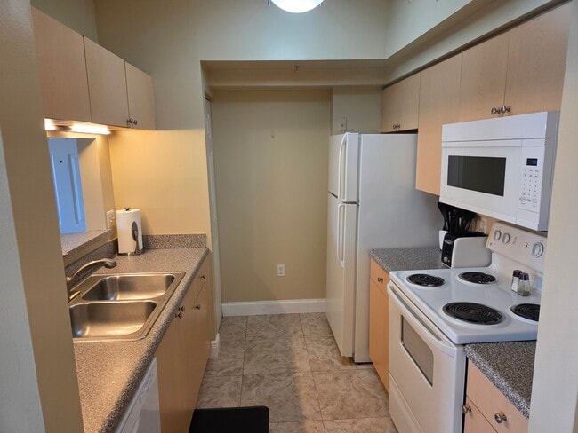 Kitchen - 1235 Reserve Way Unit 104