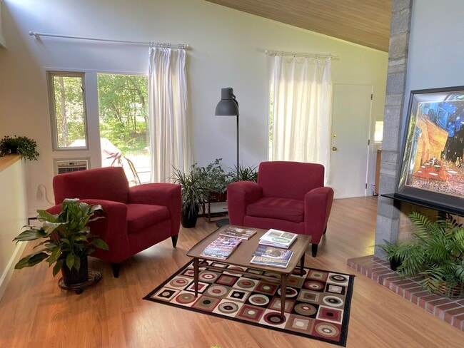Open concept living room - 983 Cayuga Heights Rd