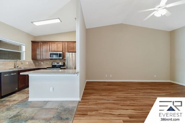 Photo - 27 Raintree Pl