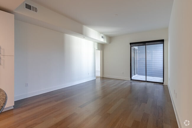 2BR, 2BA - B8 - 1,086SF