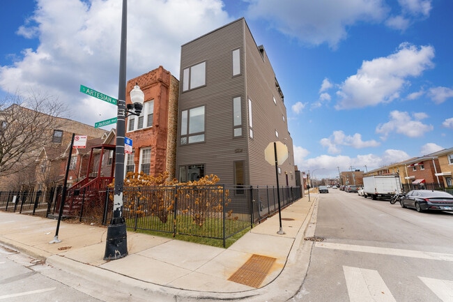 Building Photo - 2437 W Jackson Blvd Rental
