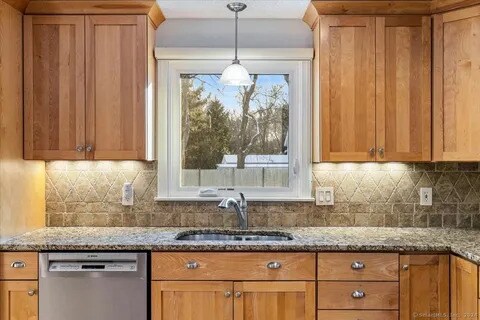 Photo - 2 Colonial Dr