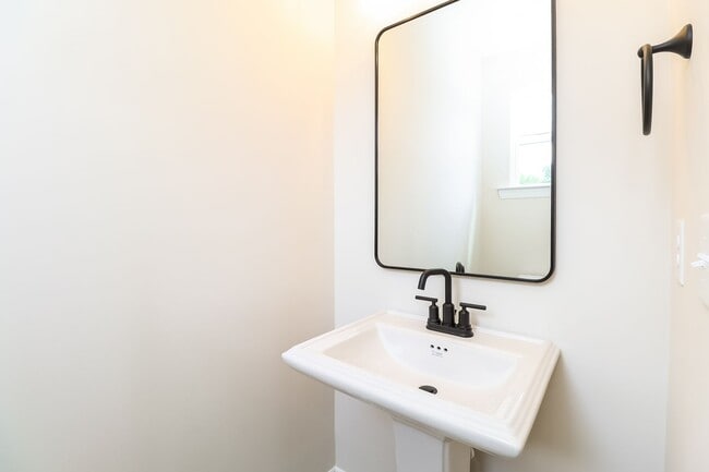 Photo - Beautiful 3BR 3.5BA Townhome w/ Full Appliance Kitchen Garage Parking in West End