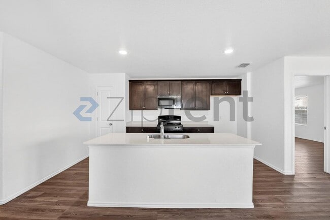 Photo - 900 Wildflower St