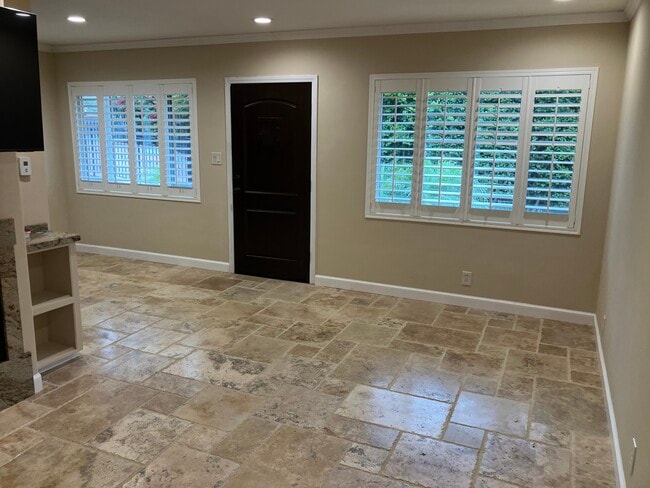 Building Photo - 1105 N Milpas St Rental