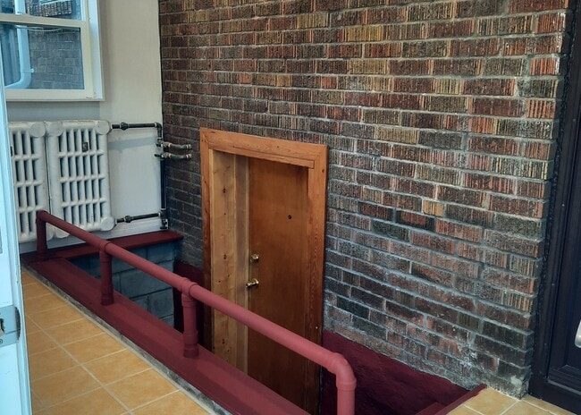 Photo - 727 Coxwell Av