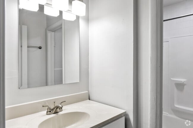 3BR, 1BA - 1,013SF - Bathroom