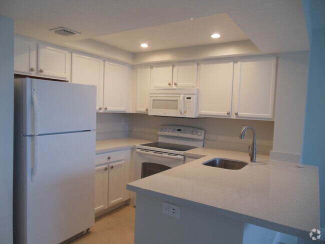 Building Photo - ONE BEDROOM ONE BATHROOM!! Waterfront Comm... Unit 210 Rental