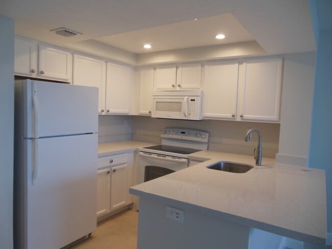 ONE BEDROOM ONE BATHROOM!! Waterfront Comm... - ONE BEDROOM ONE BATHROOM!! Waterfront Comm... Condo Unit 210