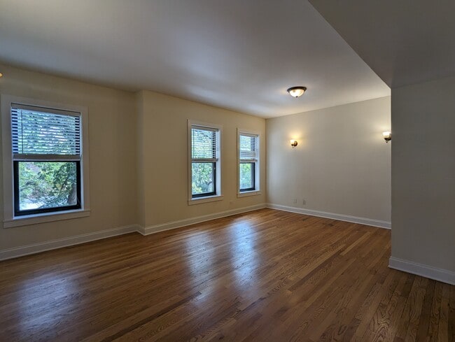 Building Photo - 4036 N Ashland Ave Unit 4034-E1