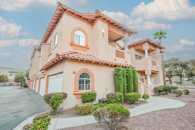 Building Photo - Gated Community townhome, with private garage