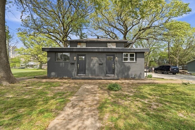 Building Photo - 924 W Huntington Ave Unit C