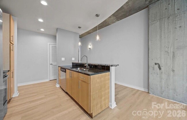 Photo - 210 N Church St Unidad 1406