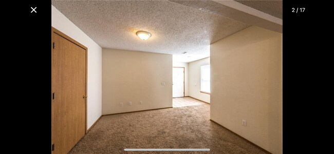 Entry - 887 N Daisy Ln
