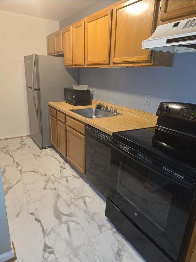 Building Photo - 2071 Alice Ave Unit Rosecroft Commons