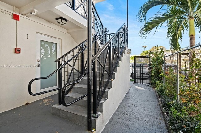 Photo - 7315 Byron Ave Unidad 1