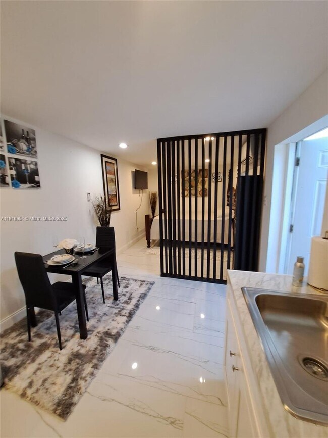 Photo - 2215 Mayo St Unit E1/Rear