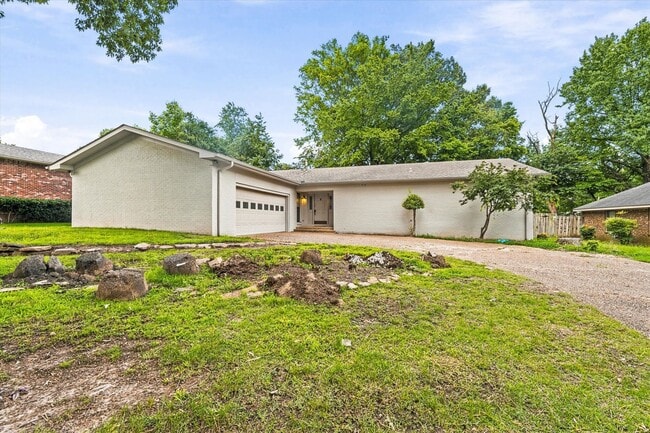 Building Photo - 4-BED, 2-BATH ALL-BRICK HOME NEAR JONESBORO COUNTRY CLUB!